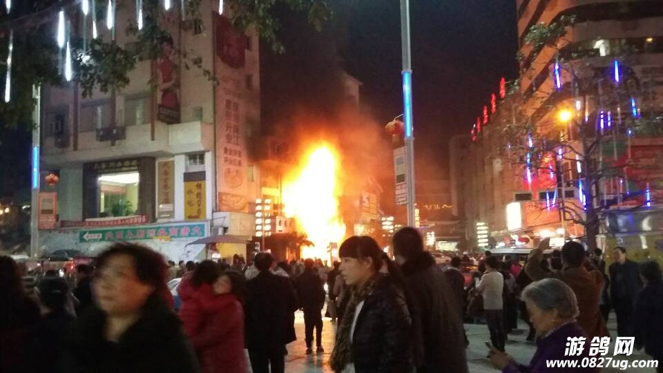 就在刚才南江大堂坝发生大火!现场直击一手图