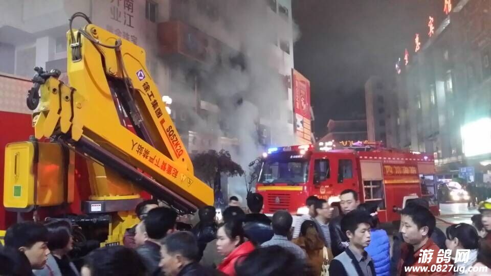 就在刚才南江大堂坝发生大火!现场直击一手图