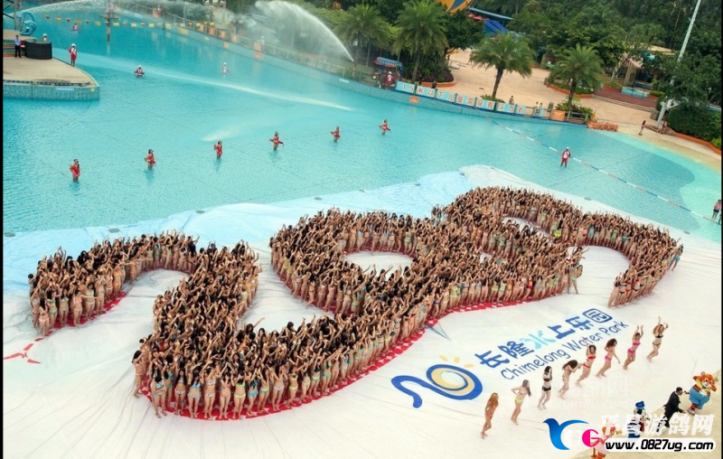 宅男们享眼福啦~数千比基尼美女广州摆出"2013"蛇形图