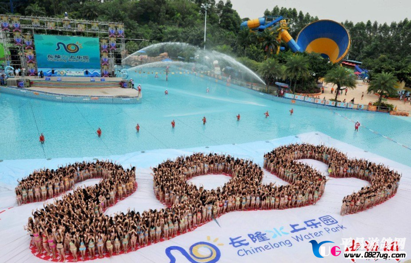 宅男们享眼福啦~数千比基尼美女广州摆出"2013"蛇形图