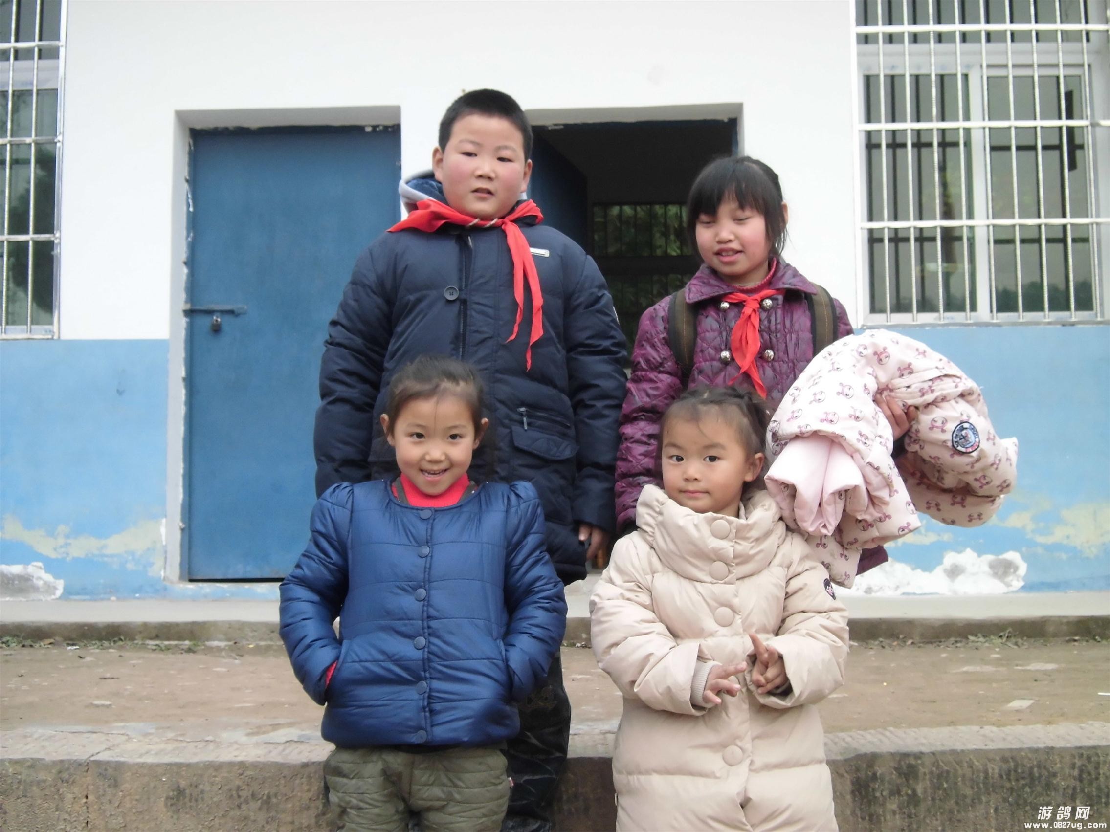 孩子们穿上新衣服后合影