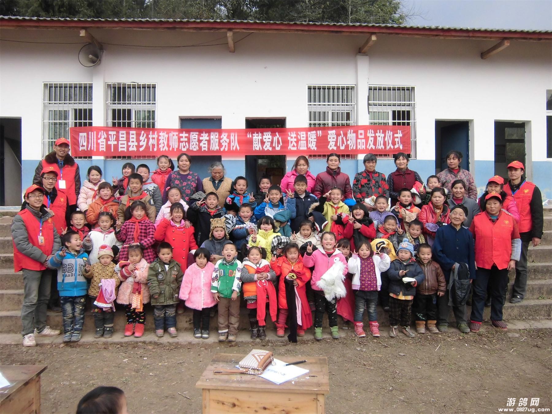 孩子们穿上新衣服后合影