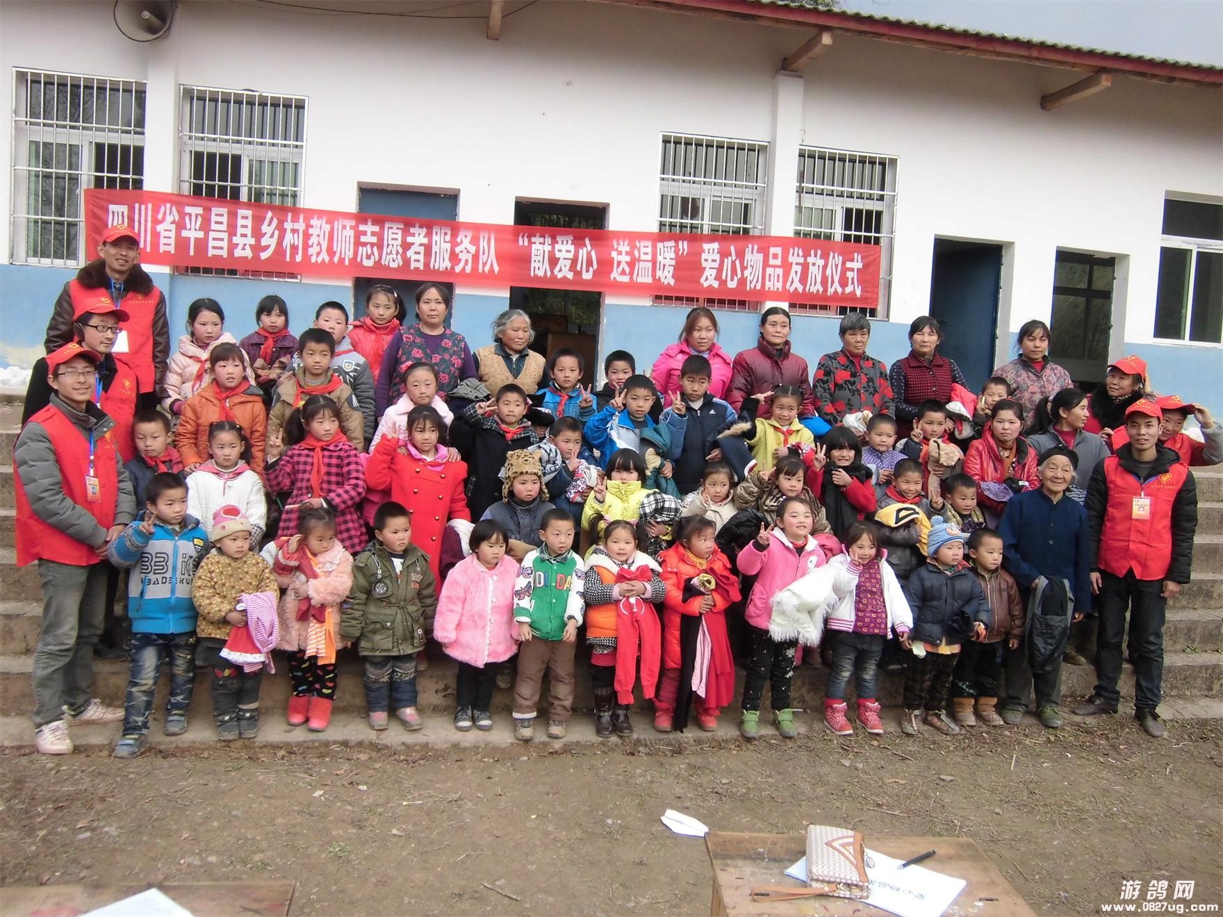 孩子们穿上新衣服后合影