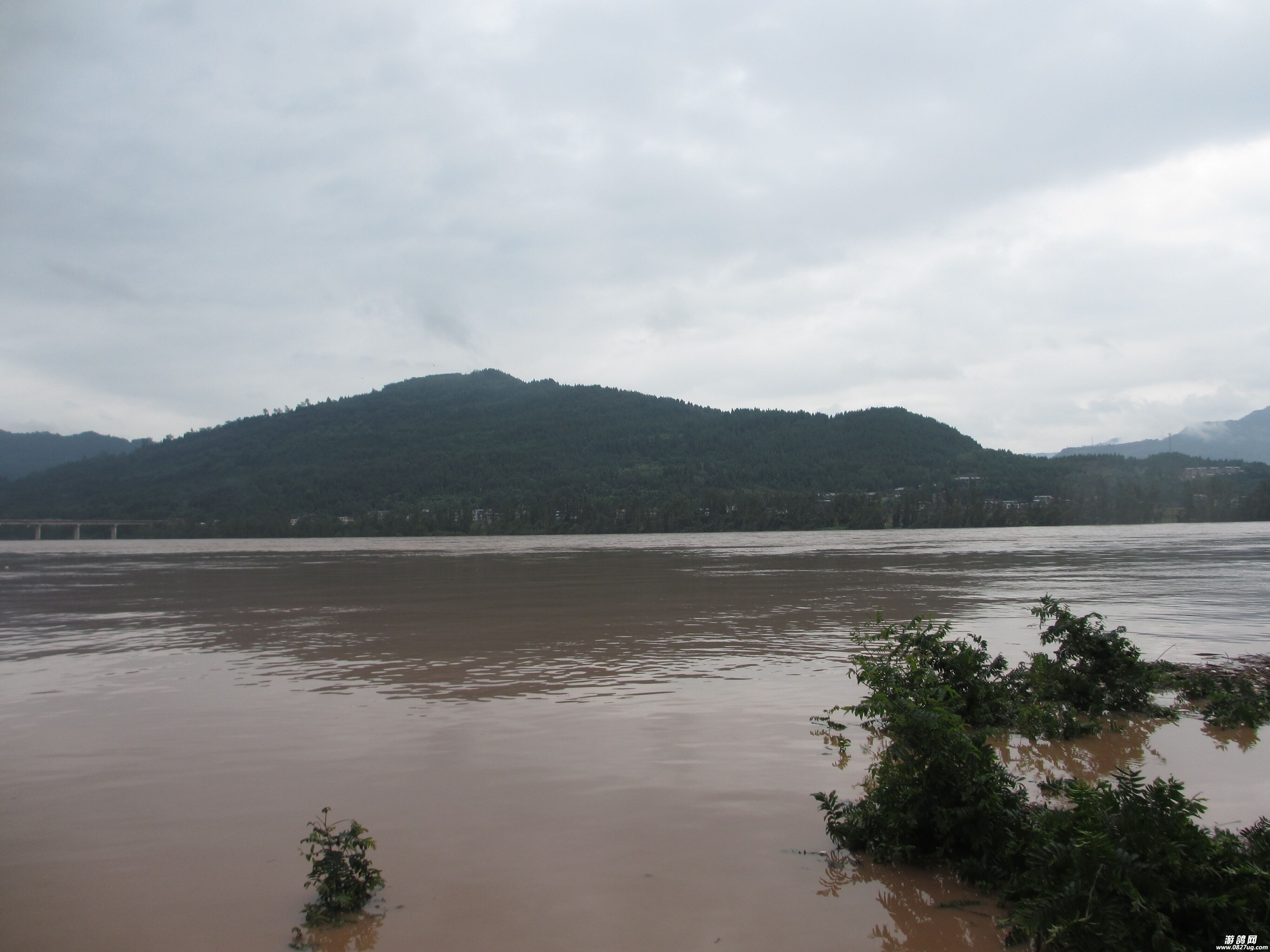 【平昌县遭遇暴雨 平昌1300余人紧急避险 岳家镇街道积水近1米】