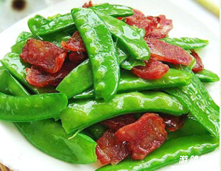 巴中著名小吃之:扁豆炒香肠  扁豆洗净,香肠洗净切片,油热,放姜爽爆