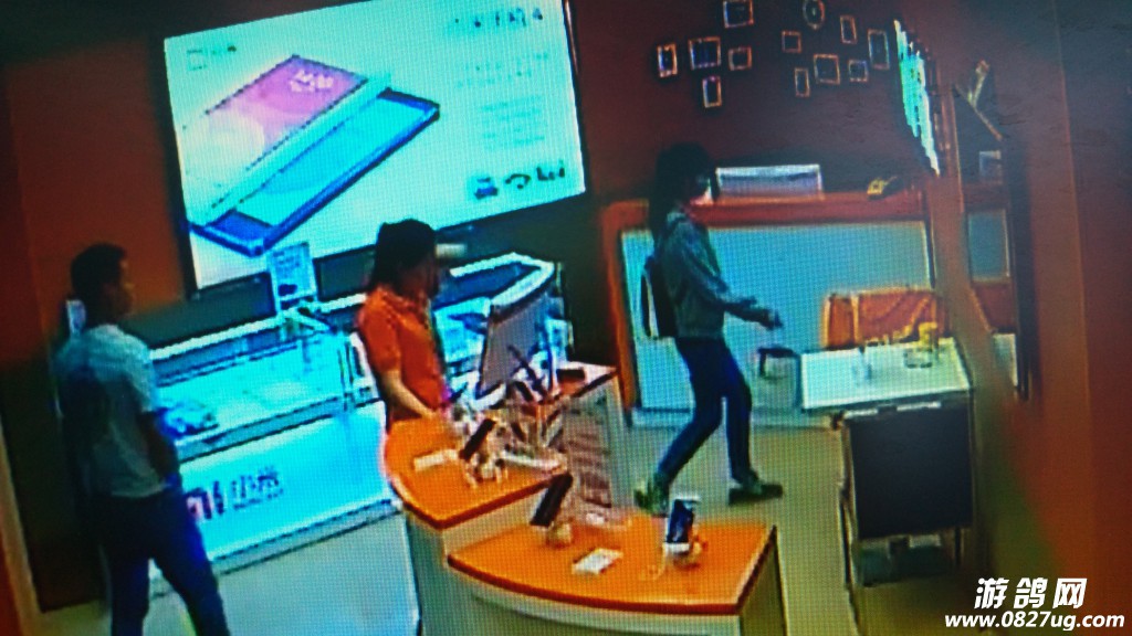 先进店的情侣把东西放在了椅子上