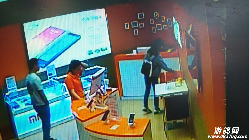 先进店的情侣把东西放在了椅子上