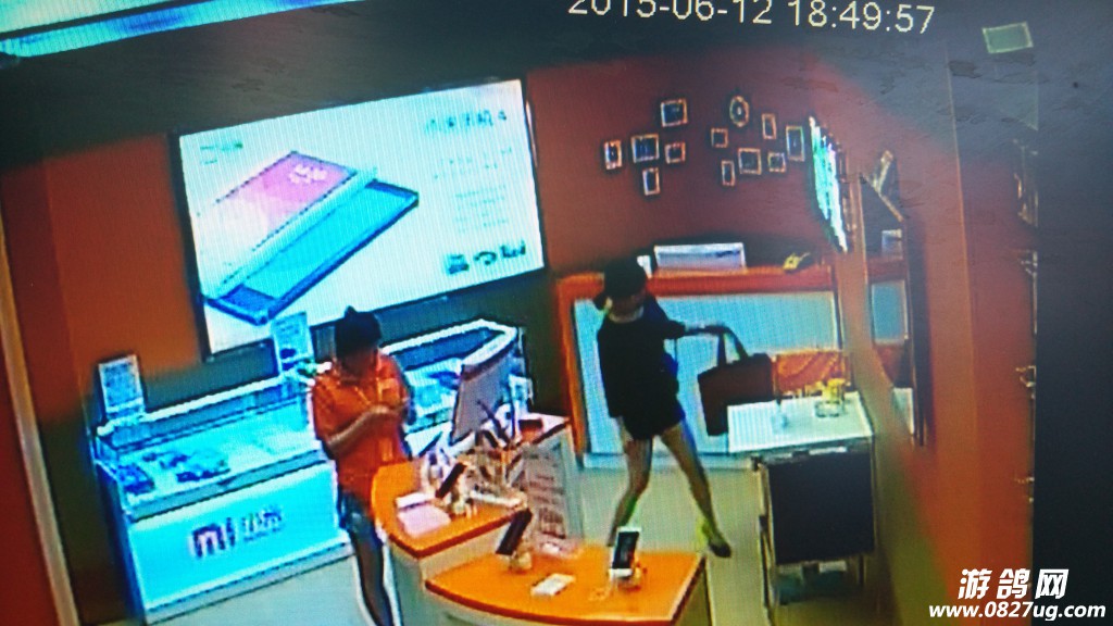 后进店的夫妻也把东西放在椅子上了