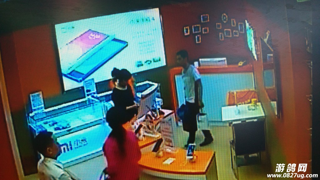 男的提走了两个袋子