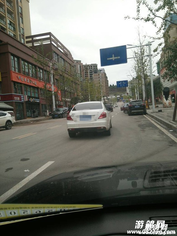 112057eby6wu31u2va0044_.jpg