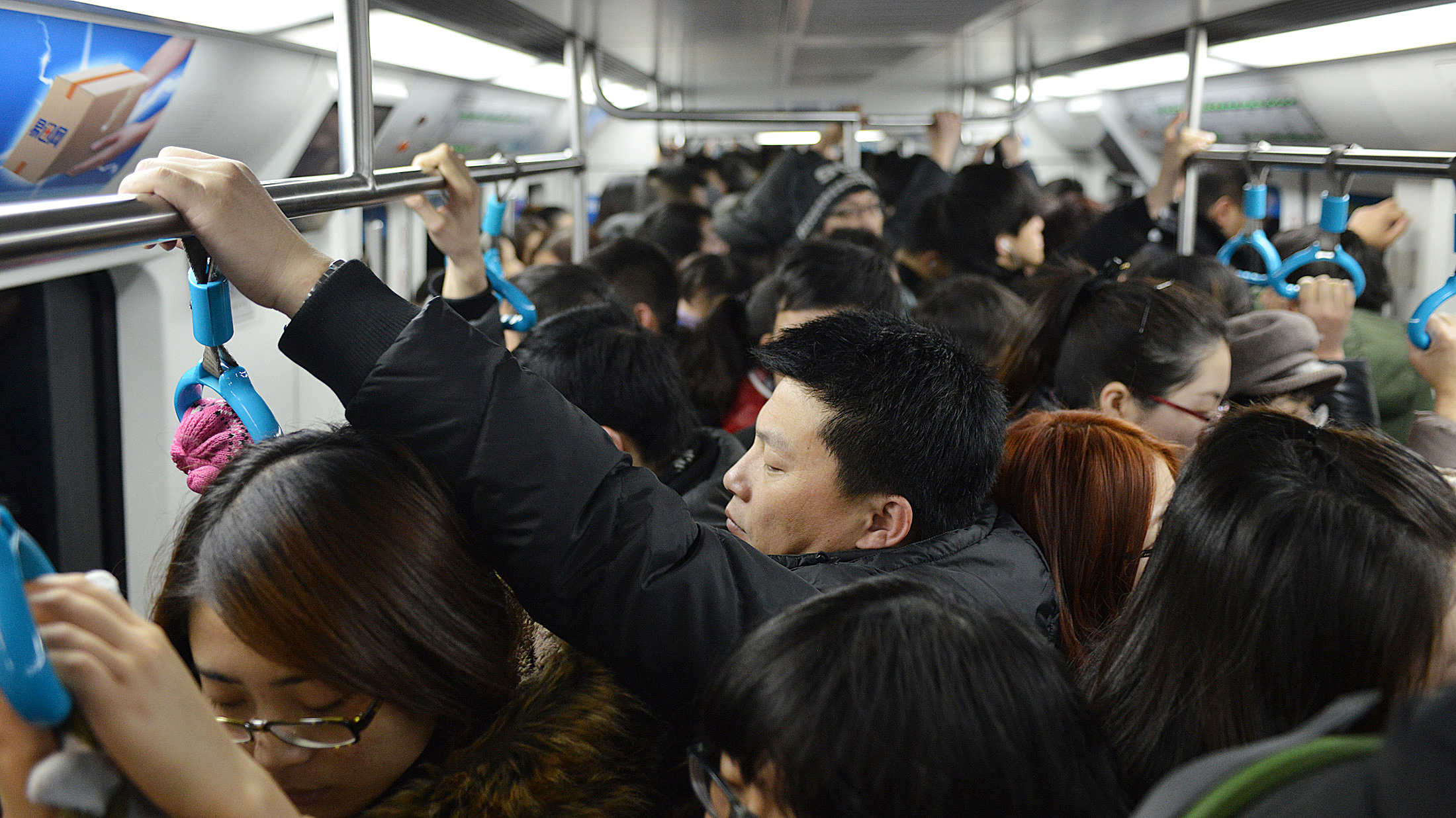 北京地铁拥挤的人群图片