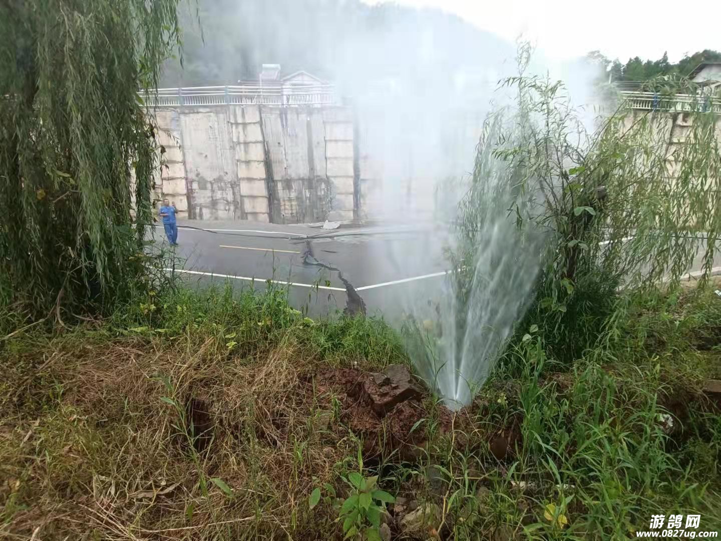 供水管道断裂喷水现状
